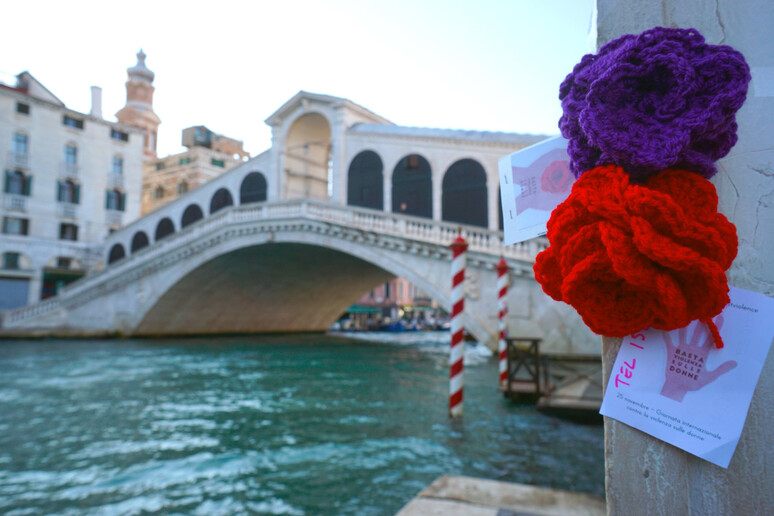 Roses against violence against women in Venice - RIPRODUZIONE RISERVATA