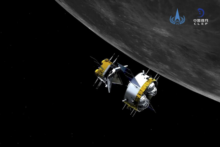 Rappresentazione artistica della sonda Chang 'e-5 nell 'orbita lunare (fonte: CNAS) - RIPRODUZIONE RISERVATA