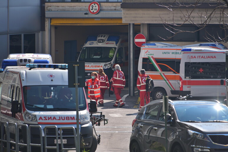 118, ambulanze in fila per ore davanti agli ospedali - RIPRODUZIONE RISERVATA