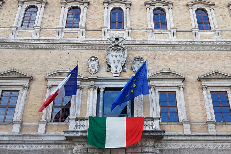 La facciata di Palazzo Farnese con la bandiera italiana in segno di solidarietà durante l 'emergenza Covid -     RIPRODUZIONE RISERVATA