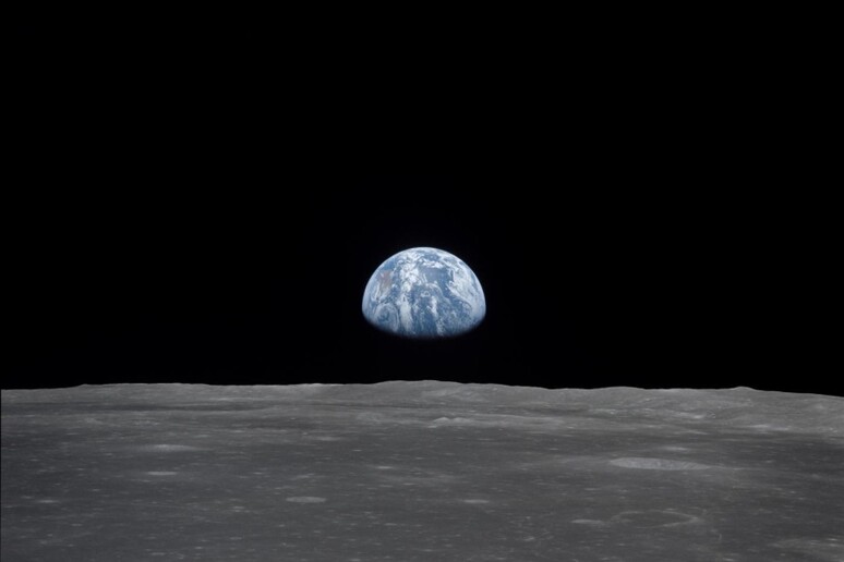Sotto la superficie della Luna ci sono più metalli del previsto. (fonte: NASA Apollo 11 Mission Image) - RIPRODUZIONE RISERVATA