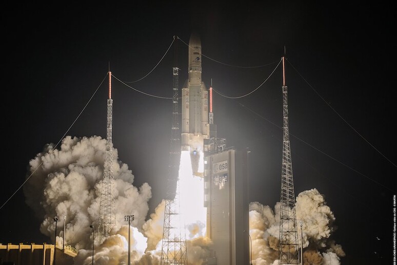 il lancio dell 'Ariane 5 dalla base europea di Kourou, avvenuto nella notte fra il 15 e il 16 agosto (fonte: ESA/CNES/Arianespace, S. Martin) - RIPRODUZIONE RISERVATA