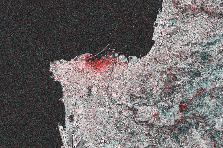 I danni dell 'esplosione a Beirut ripresi dal satellite Sentinel-1 (fonte: ESA, elaborazione di e-GEOS) - RIPRODUZIONE RISERVATA
