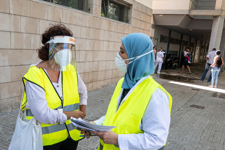Persone con precauzioni anti-Covid (Foto d 'archivio) © ANSA/EPA