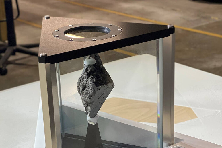 Il campione di roccia lunare nello studio ovale della Casa Bianca (fonte: Nasa) - RIPRODUZIONE RISERVATA