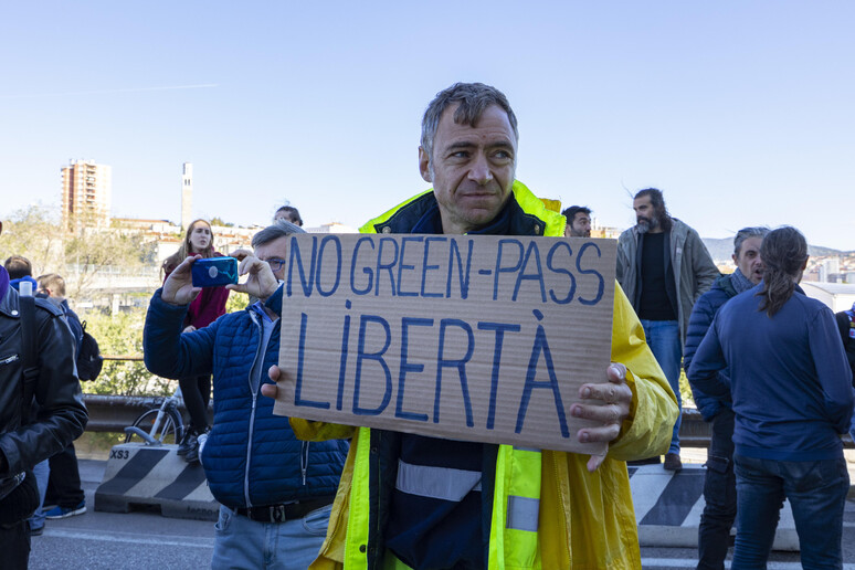 Protests, strikes as Green Pass comes into force in workplaces - RIPRODUZIONE RISERVATA