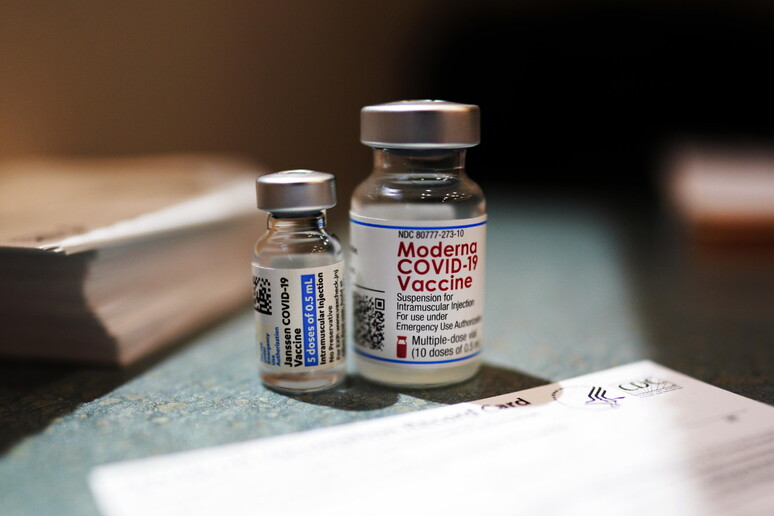 I vaccini Moderna e Johnson&amp;Johnsonon © ANSA/EPA