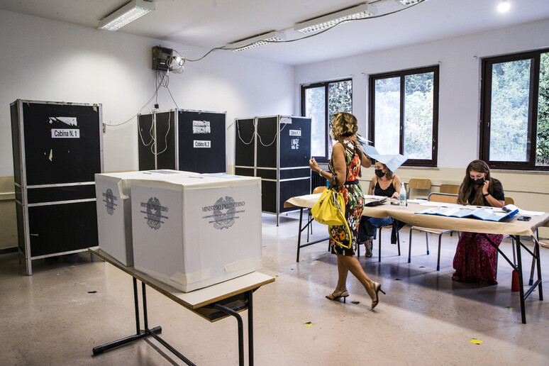 Un seggio elettorale a Roma - RIPRODUZIONE RISERVATA