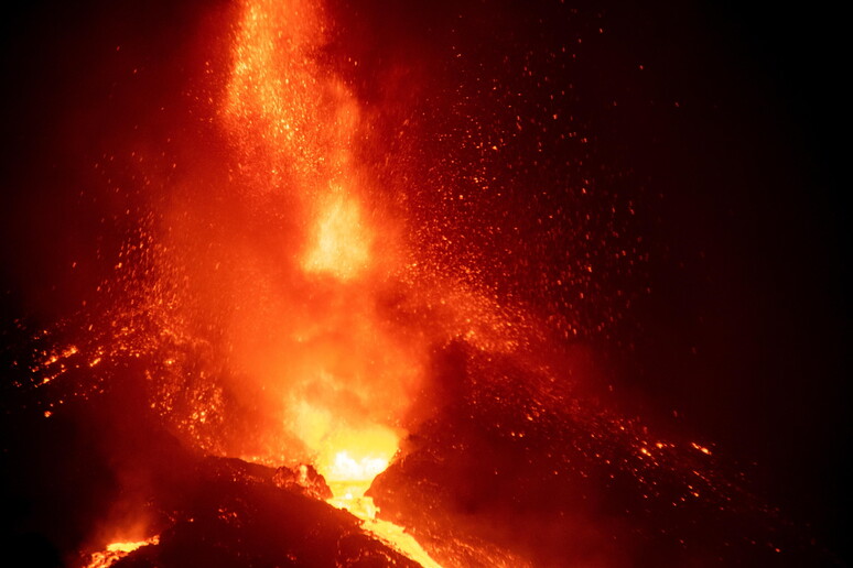 Il vulcano Cumbre Vieja in eruzione a La Palma nelle Canarie © ANSA/EPA