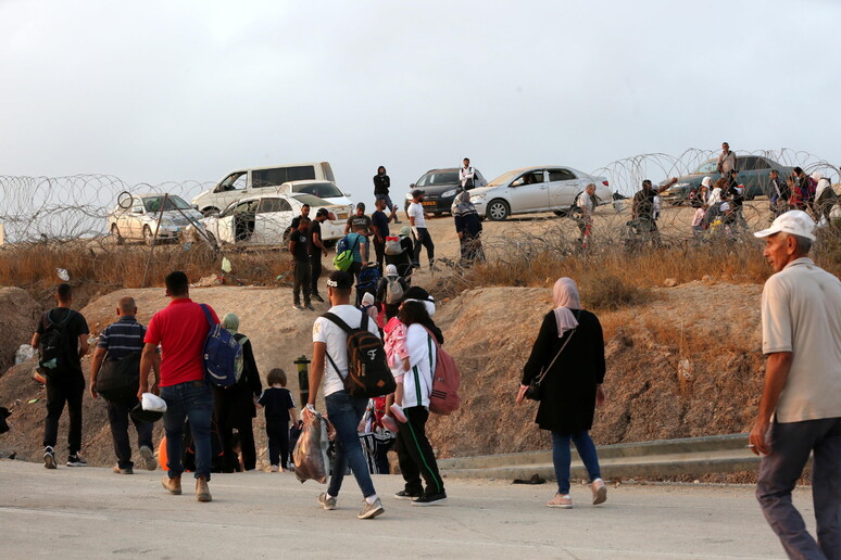 Lavoratori palestinesi tentano di attraversare la barriera di separazione vicino a Hebron per andare a lavorare in Israele -     RIPRODUZIONE RISERVATA