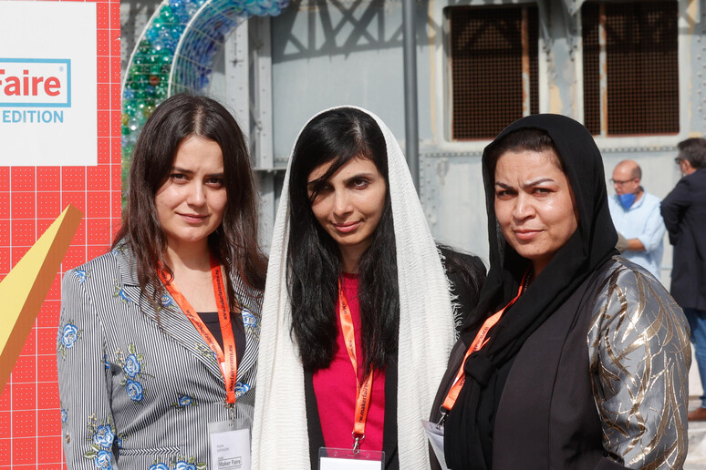 le donne afghane impegnate nell 'insegnamento della robotica. Da sinistra:  Azada Barakazai, Roma Mahboob e Mahboa Islami durante la  ' 'Maker Faire Rome ' ' - RIPRODUZIONE RISERVATA