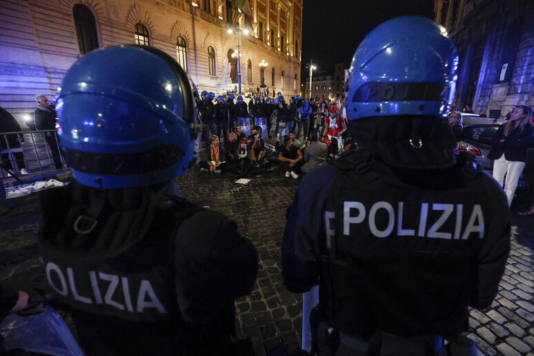 No Green pass in piazza, scontri nel cuore di Roma - RIPRODUZIONE RISERVATA
