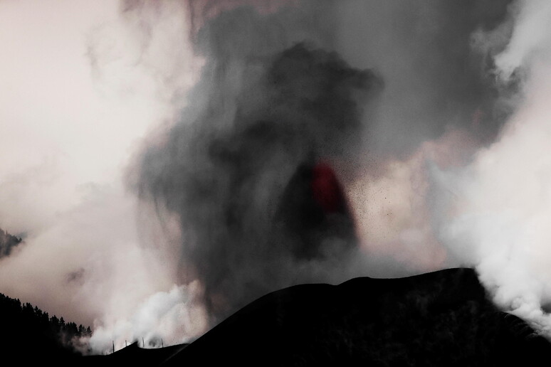 Un momento dell 'eruzione del vulcano di Cumbre Vieja a La Palma nelle Canarie © ANSA/EPA