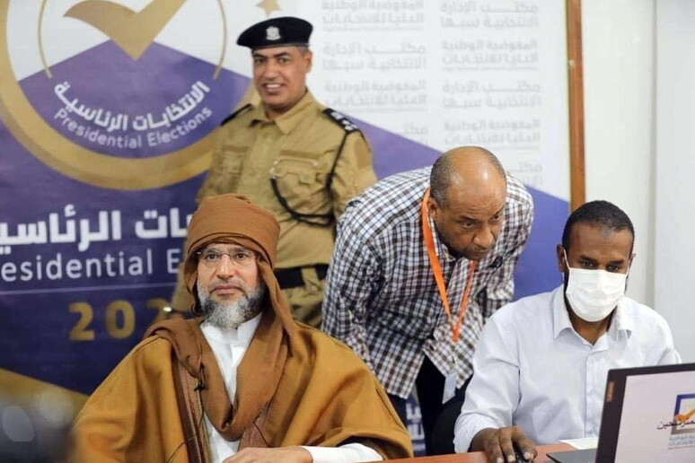Seif al-Islam Gheddafi registra la sua candidatura alle elezioni del 24 dicembre a Sebha, sud di Tripoli © ANSA/EPA