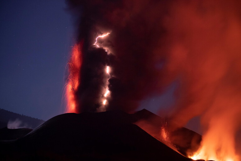 Lightning on Cumbre Vieja volcano © ANSA/EPA