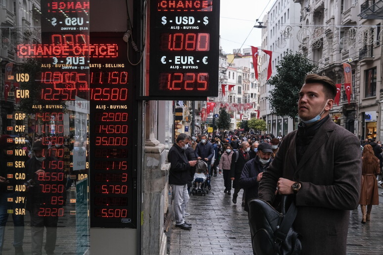 Nuovo record nella svalutazione della lira turca © ANSA/EPA