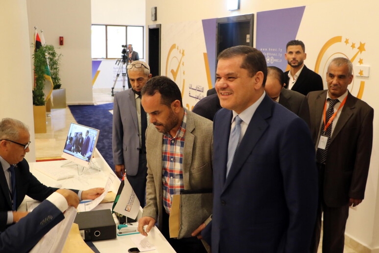 Il premier Abdel Hamid al Dbeibah registra la sua candidatura alle elezioni presidenziali del 24 dicembre in Libia © ANSA/EPA