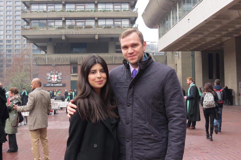 Matthew Hedges con la moglie a Londra prima dell 'arresto negli Emirati -     RIPRODUZIONE RISERVATA