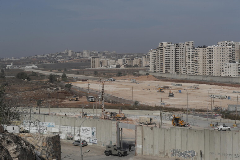 I terreni del vecchio aeroporto di Atarot a Gerusalemme est © ANSA/EPA