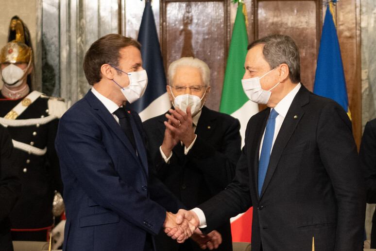 Stretta di mano tra il presidente francese Emmanuel Macron e il premier Mario Draghi dopo la firma del Trattato del Quirinale -     RIPRODUZIONE RISERVATA