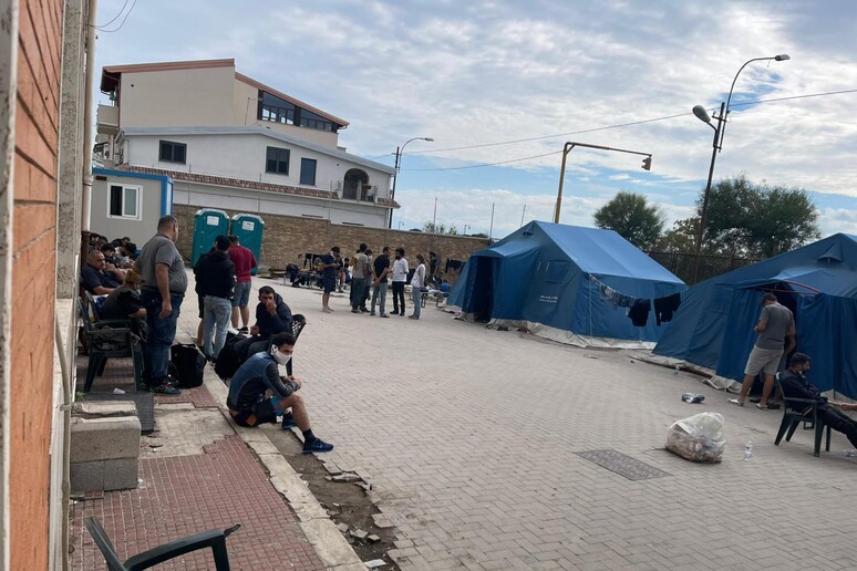 Migranti al centro di accoglienza di Roccella Ionica in Calabria -     RIPRODUZIONE RISERVATA
