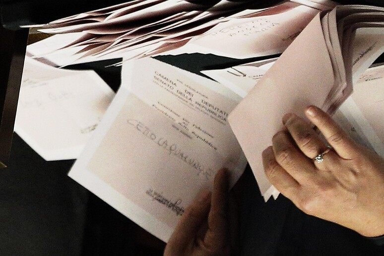 Una scheda con la scritta  	'Cetto la qualunque 	' comparsa durante il voto del 30 gennaio 2015 - RIPRODUZIONE RISERVATA