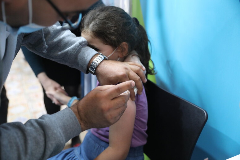 Una bimba si vaccina © ANSA/EPA