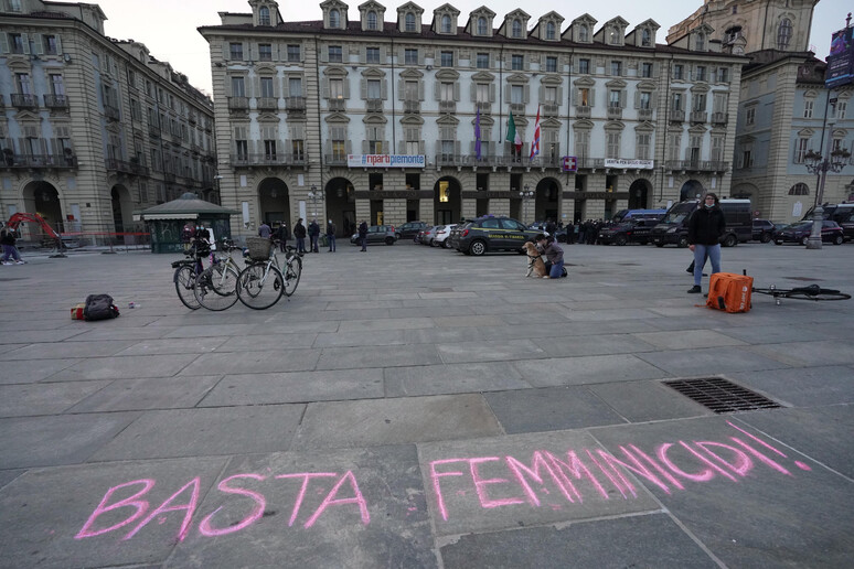 Una protesta delle donne in piazza Castello a Torino - RIPRODUZIONE RISERVATA
