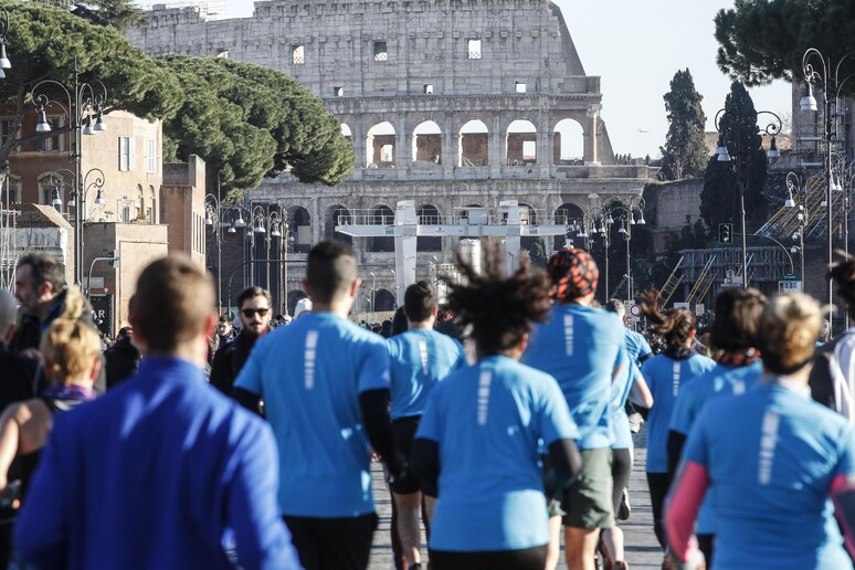 Partecipanti alla maratona We Run Rome durante l 'edizione del 2019 - RIPRODUZIONE RISERVATA