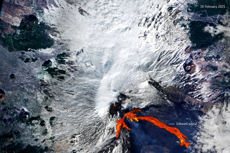 Foto: L’eruzione dell’Etna vista dallo spazio dal satellite Sentinel-2 del programma europeo Copernicus. (fonte: contains modified Copernicus Sentinel data (2021), processed by ESA) - RIPRODUZIONE RISERVATA