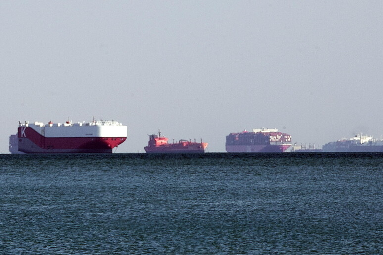 Navi bloccate attorno al canale di Suez © ANSA/EPA