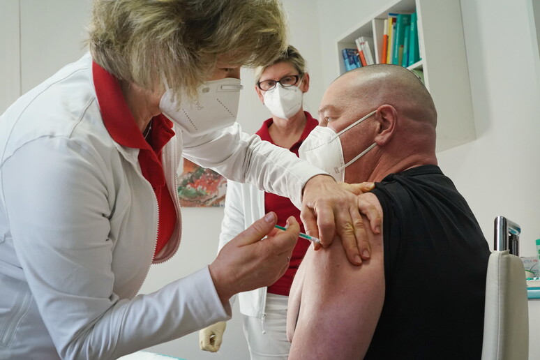 Vaccinazione in Germania © ANSA/EPA