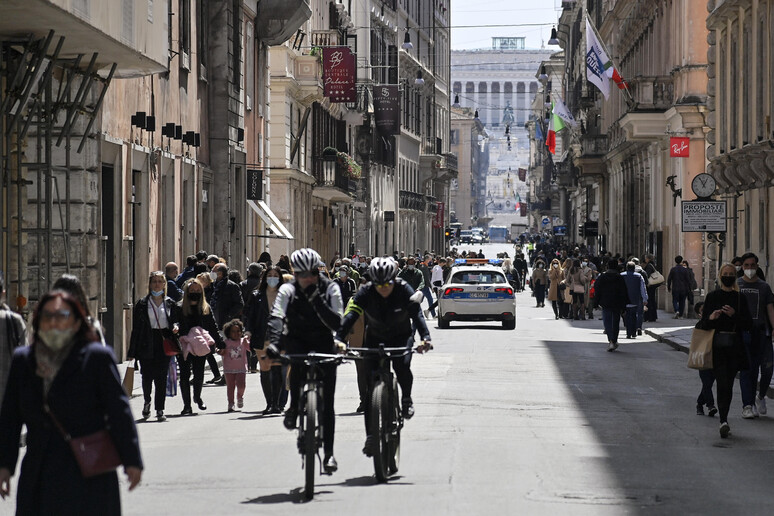 Covid: centro affollato in attesa delle riaperture a Roma - RIPRODUZIONE RISERVATA
