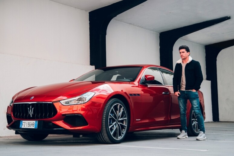 Maserati, Denver de La casa di Carta a bordo di Ghibli Hybrid - RIPRODUZIONE RISERVATA