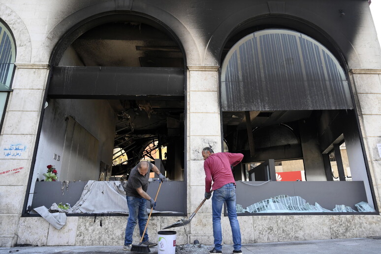 La facciata di una banca distrutta dai manifestanti a Beirut -     RIPRODUZIONE RISERVATA