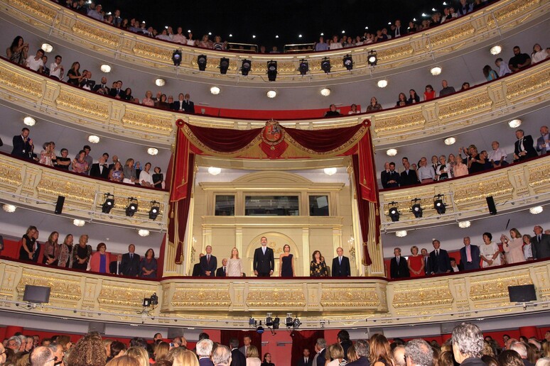 La coppia reale all 'inaugurazione della stagione del Teatro Reale di Madrid -     RIPRODUZIONE RISERVATA