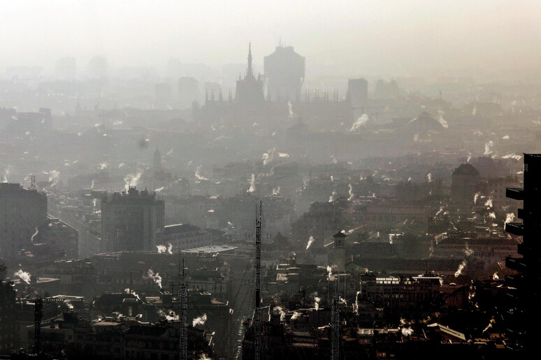 Lo smog sulla città di Milano © ANSA/EPA