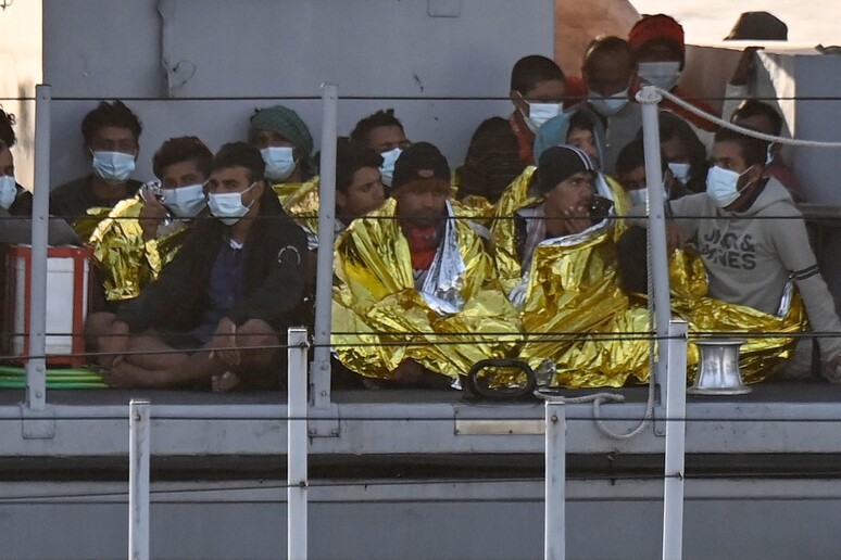 Otto sbarchi con 634 persone nella notte a Lampedusa © ANSA/AFP