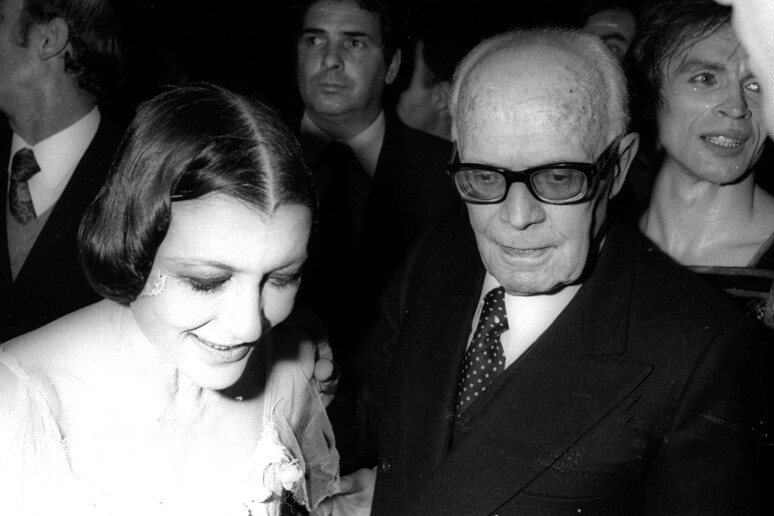 Carla Fracci riceve le congratulazioni del presidente della Repubblica Sandro Pertini al termine della rappresentazione  	'Giselle 	', il 7 febbraio 1980. © ANSA/ANSA/OLDPIX