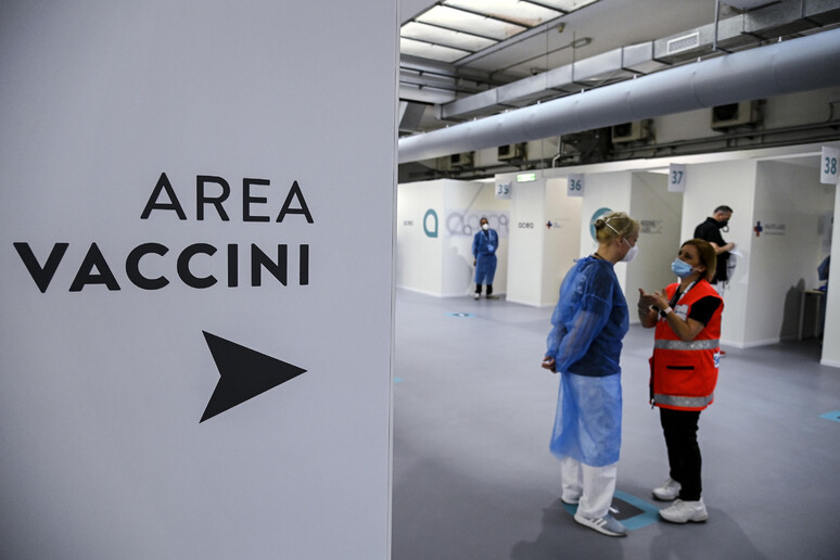 Hub vaccinale a Roma - RIPRODUZIONE RISERVATA