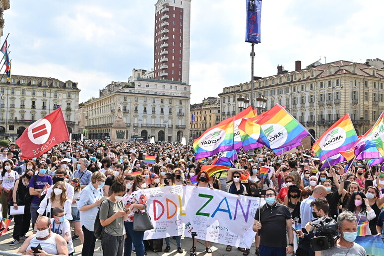 Un momento di una manifestazione per il Ddl Zan in una foto di archivio - RIPRODUZIONE RISERVATA