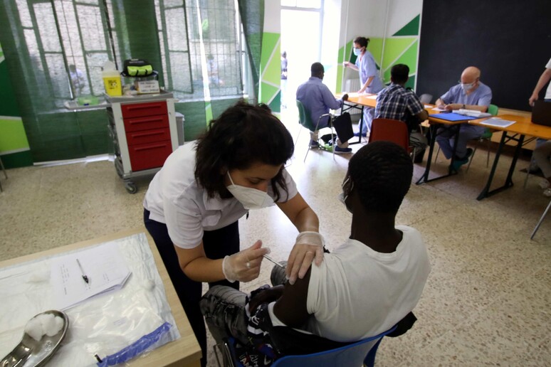 Vaccinazione dei migranti ospitati nelle strutture del Progetto Arca a Milano -     RIPRODUZIONE RISERVATA