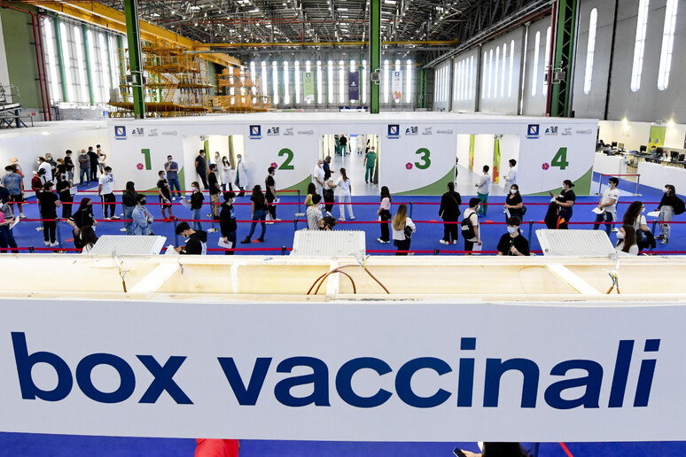 Vaccini: Lazio anticipa chiusura hub, stop ad agosto - RIPRODUZIONE RISERVATA