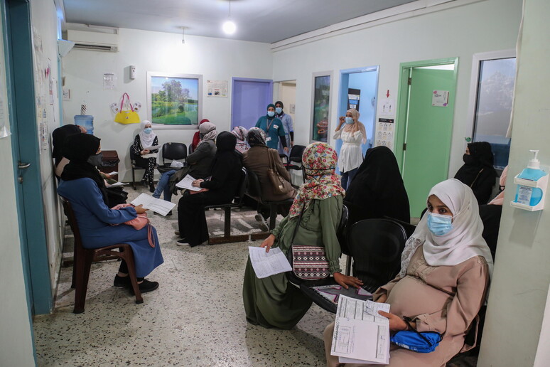 Un reparto di Medecins sans frontieres in un ospedale di Beirut, Libano © ANSA/EPA