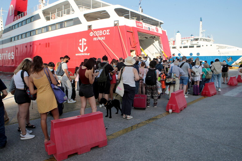 Turisti in attesa dell 'imbarco per le isole al porto del Pireo © ANSA/EPA