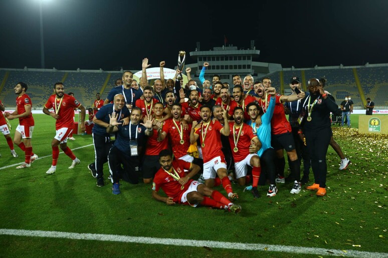 L 'Al Ahly esulta dopo aver vinto la decima Champions League africana -     RIPRODUZIONE RISERVATA