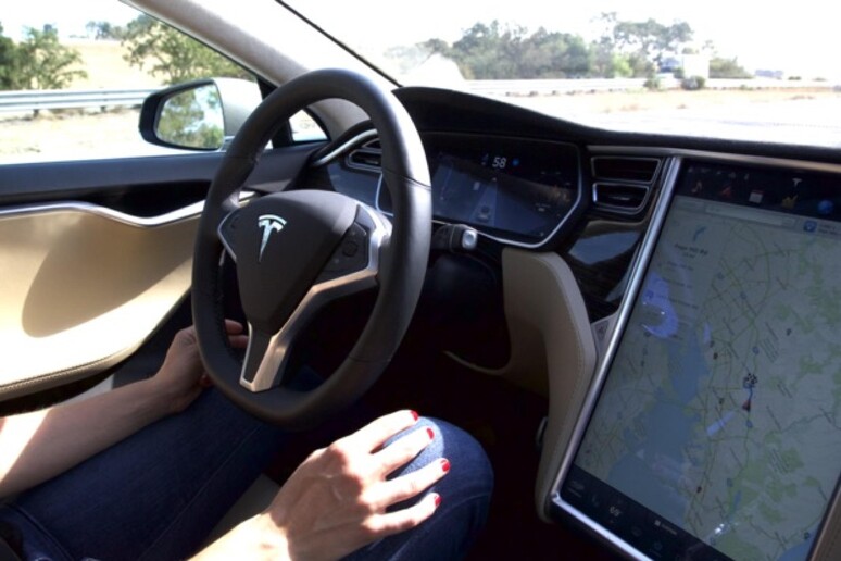 Tesla, in abbonamento mensile funzione FSD di guida autonoma - RIPRODUZIONE RISERVATA
