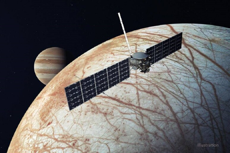 Rappresentazione artistica della sonda Europa Clipper che sorvola Europa, la luna ghiacciata di Giove che sotto i ghiacci potrebbe ospitare la vita (fonte: NASA/JPL-Caltech) - RIPRODUZIONE RISERVATA