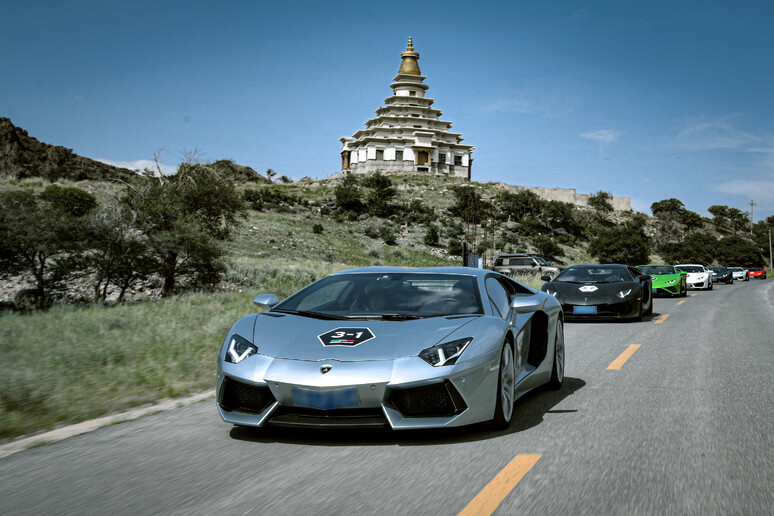 Lamborghini:42 supercar attraverso il nord-ovest della Cina - RIPRODUZIONE RISERVATA