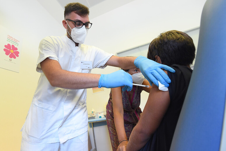 Una ragazza si sottopone ad una vaccinazione - RIPRODUZIONE RISERVATA